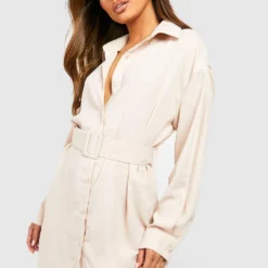 Langärmliges Hemd-Kleid Mit Knopfleiste Und Gürtel