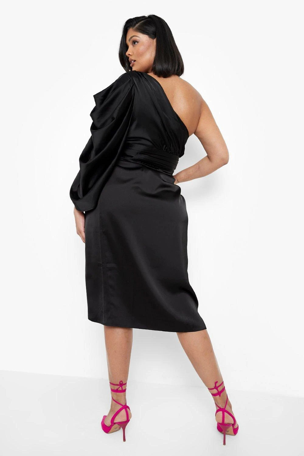 Plus Einärmliges Drapiertes Wickel-Kleid Aus Satin 4 Plus Einärmliges Drapiertes Wickel-Kleid Aus Satin – Bild 2