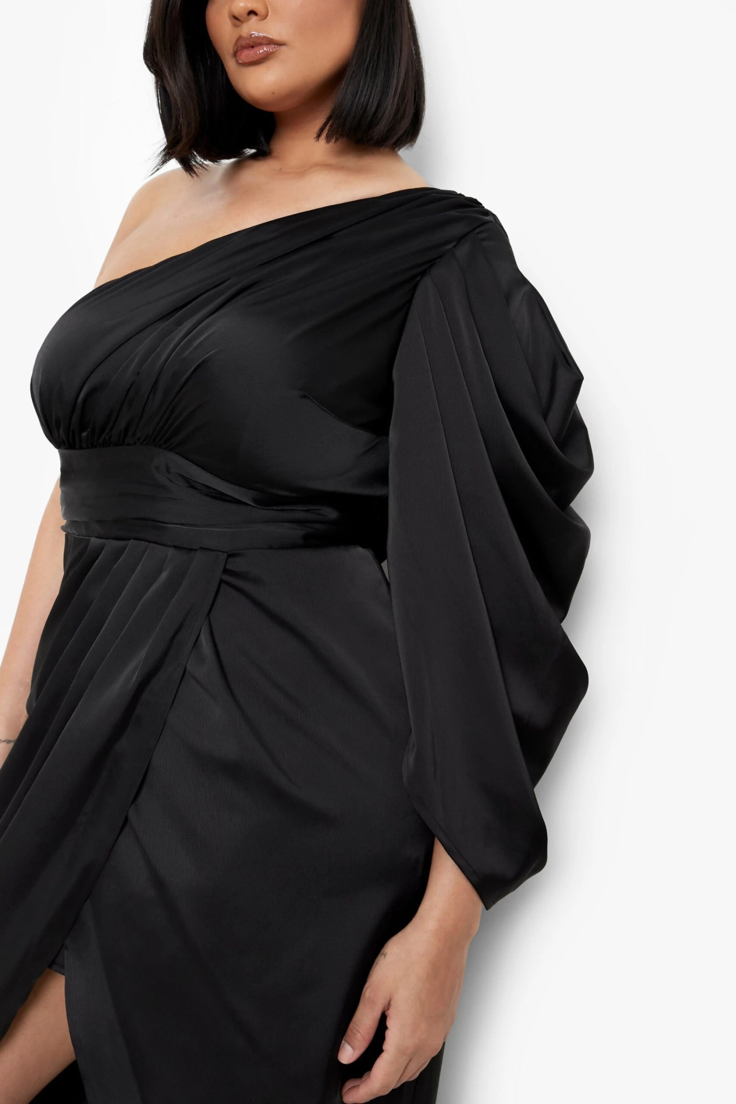 Plus Einärmliges Drapiertes Wickel-Kleid Aus Satin 6 Plus Einärmliges Drapiertes Wickel-Kleid Aus Satin – Bild 4