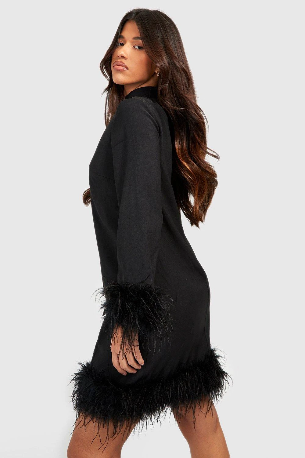 Tall Hochgeschlossenes Kleid Mit Federn-Saum Und Bündchen 4 Tall Hochgeschlossenes Kleid Mit Federn-Saum Und Bündchen – Bild 2