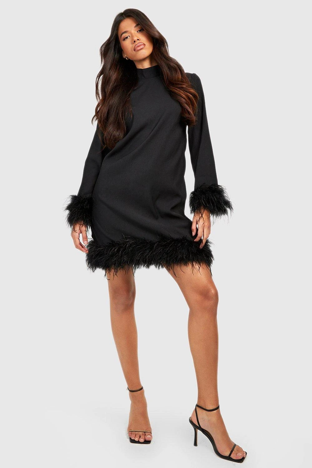 Tall Hochgeschlossenes Kleid Mit Federn-Saum Und Bündchen 5 Tall Hochgeschlossenes Kleid Mit Federn-Saum Und Bündchen – Bild 3