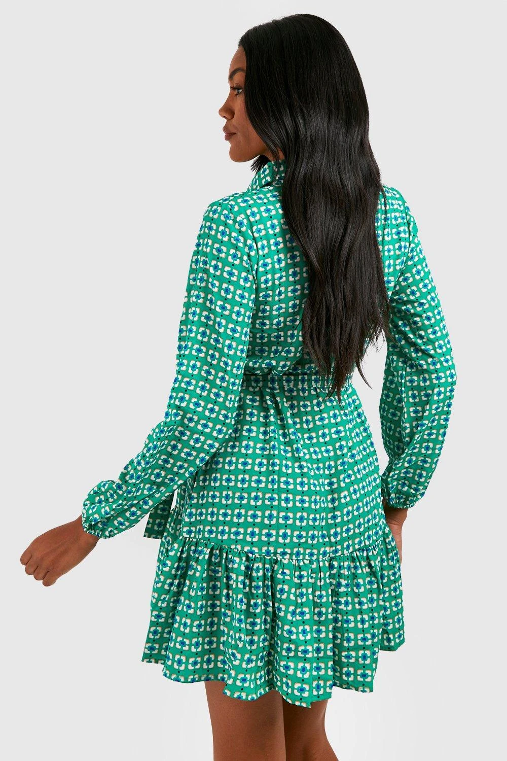 Umstandsmode Hemd-Kleid Mit Gürtel Und Rüschensaum 4 Umstandsmode Hemd-Kleid Mit Gürtel Und Rüschensaum – Bild 2