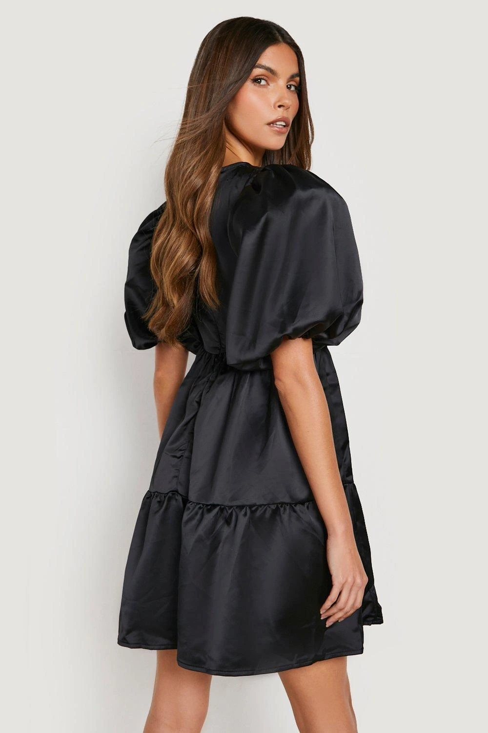 Strukturiertes Gestuftes Satin Babydoll-Kleid 4 Strukturiertes Gestuftes Satin Babydoll-Kleid – Bild 2