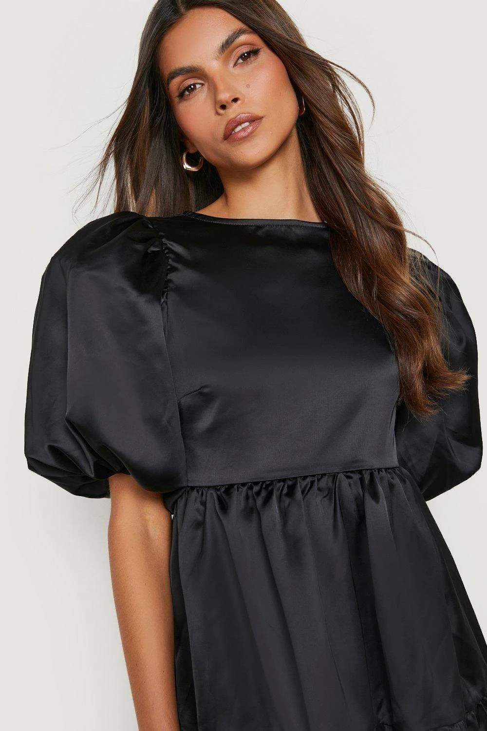 Strukturiertes Gestuftes Satin Babydoll-Kleid 6 Strukturiertes Gestuftes Satin Babydoll-Kleid – Bild 4