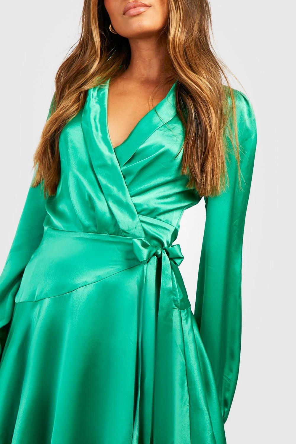 Mini Wickel-Kleid Aus Satin 6 Mini Wickel-Kleid Aus Satin – Bild 4