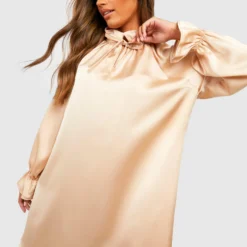 Hochgeschlossenes Rüschen-Kleid Aus Satin