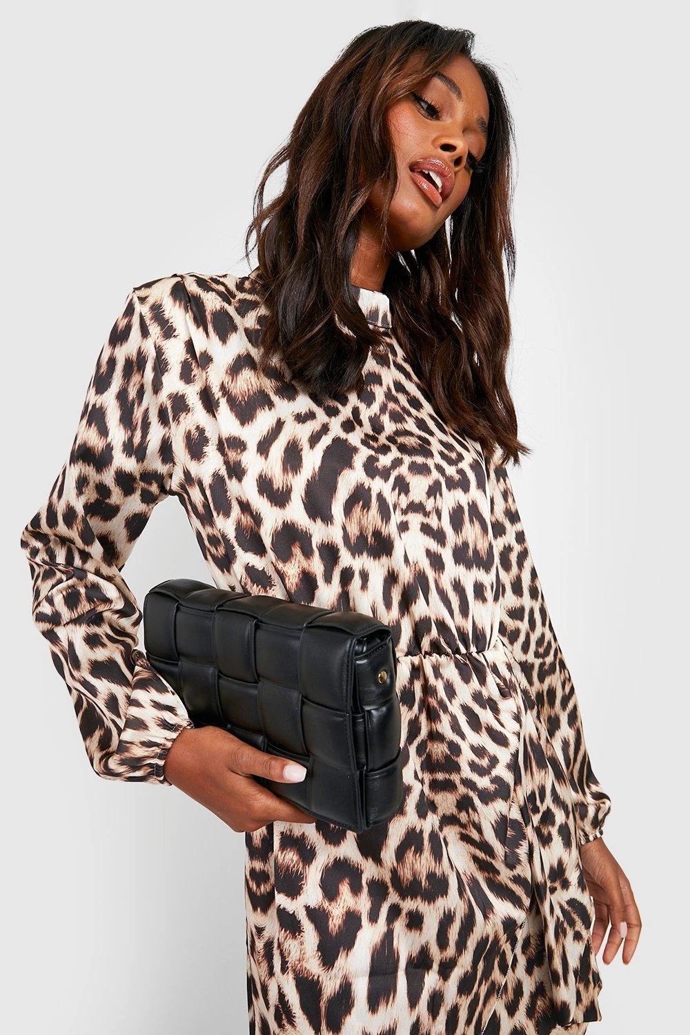 Hochgeschlossenes Florales Satin-Kleid 6 Hochgeschlossenes Florales Satin-Kleid – Bild 4