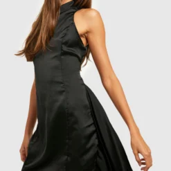 Hochgeschlossenes Satin-Kleid Mit Seitlicher Bindung