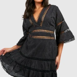 Plus Gestuftes Broderie Smok-Kleid