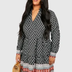 Plus Gestuftes Smok-Kleid Mit Paisley-Print