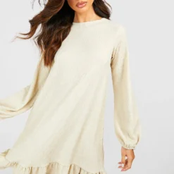 Strukturiertes Kleid Mit Blouson-Ärmeln Und Rüschen-Saum