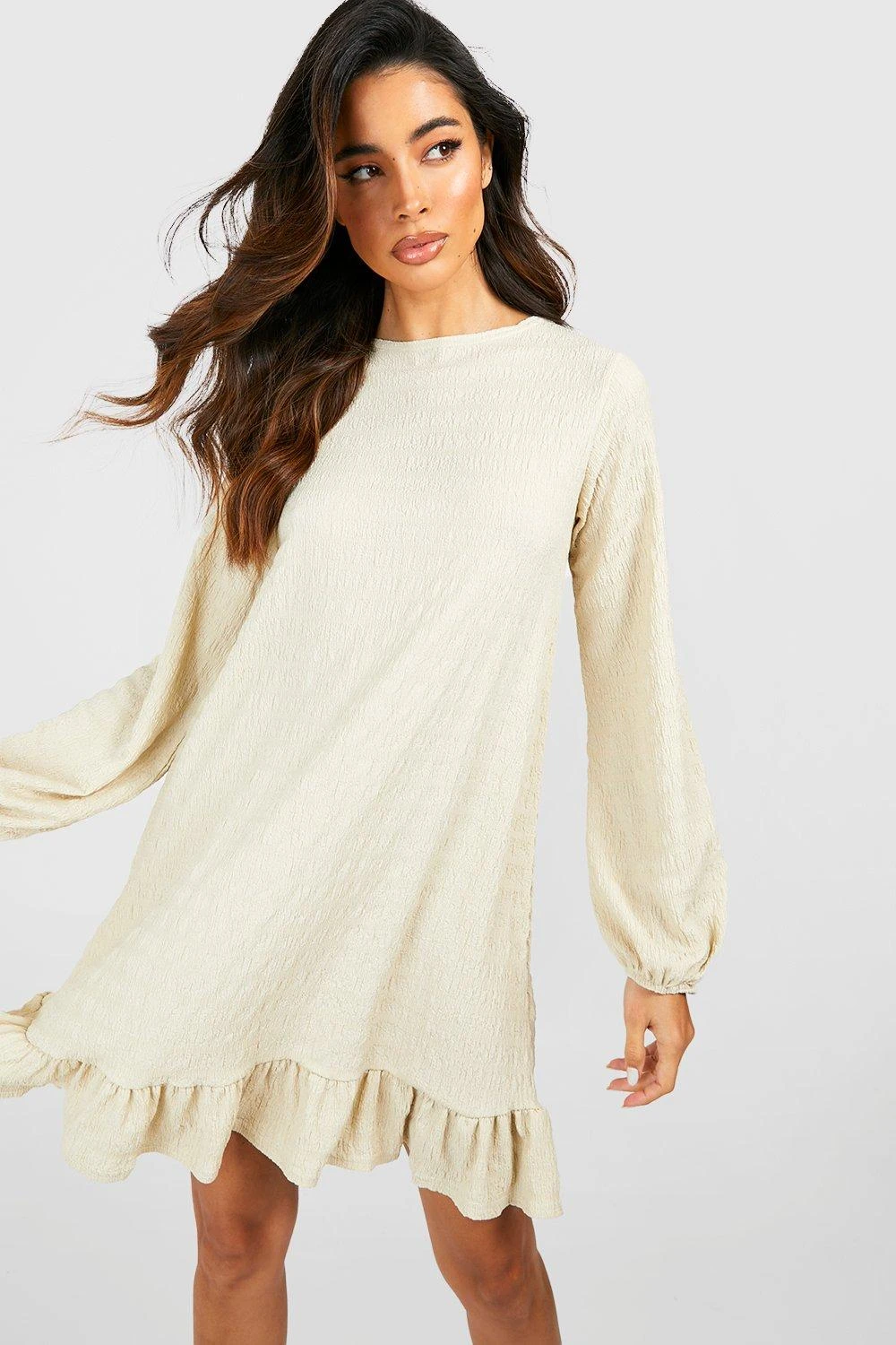 Strukturiertes Kleid Mit Blouson-Ärmeln Und Rüschen-Saum 3 Strukturiertes Kleid Mit Blouson-Ärmeln Und Rüschen-Saum