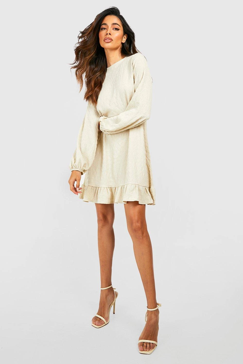 Strukturiertes Kleid Mit Blouson-Ärmeln Und Rüschen-Saum 6 Strukturiertes Kleid Mit Blouson-Ärmeln Und Rüschen-Saum – Bild 4