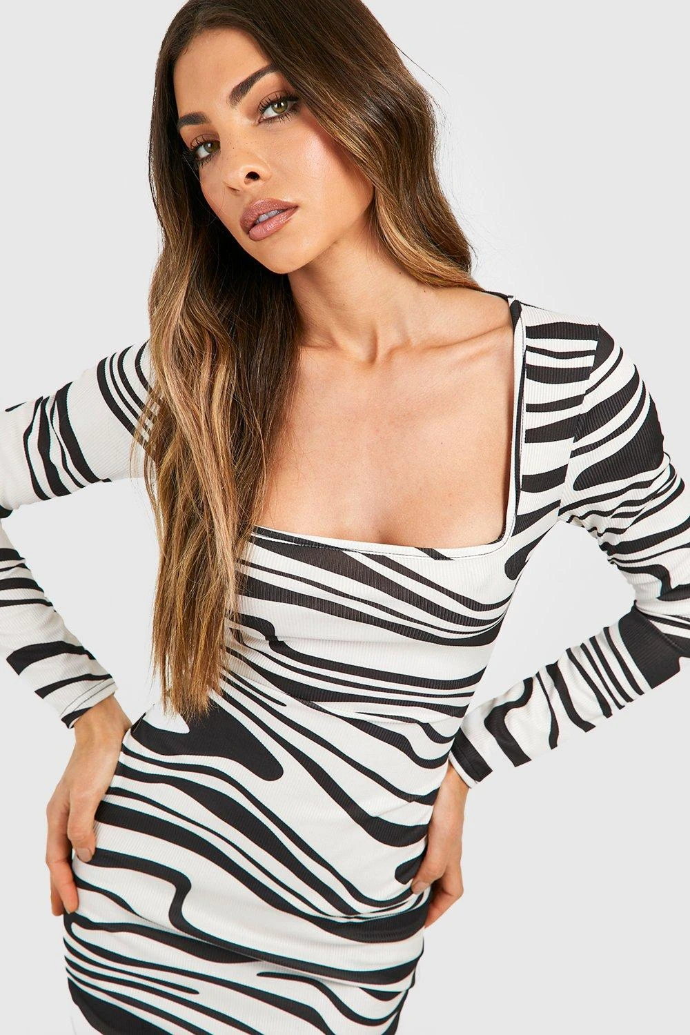 Geripptes Bodycon-Kleid Mit Geradem Ausschnitt Und Print