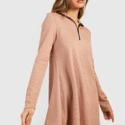 Geripptes Kleid Mit Halbem Reißverschluss