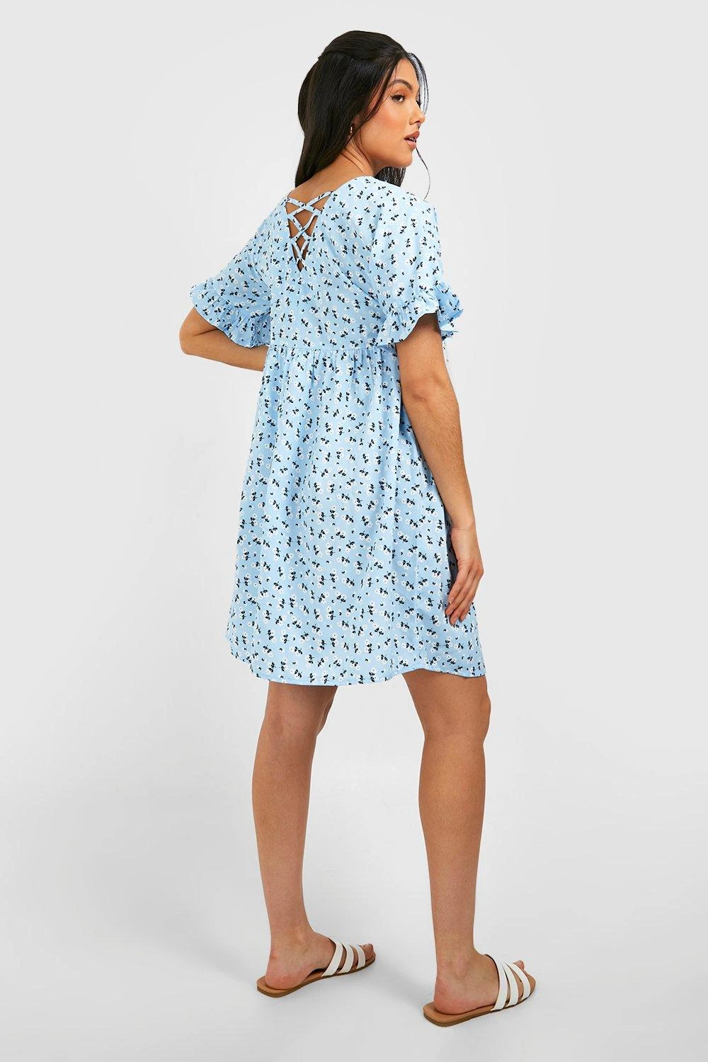 Umstandsmode Florales Smok-Kleid Mit Rüschenärmeln 4 Umstandsmode Florales Smok-Kleid Mit Rüschenärmeln – Bild 2