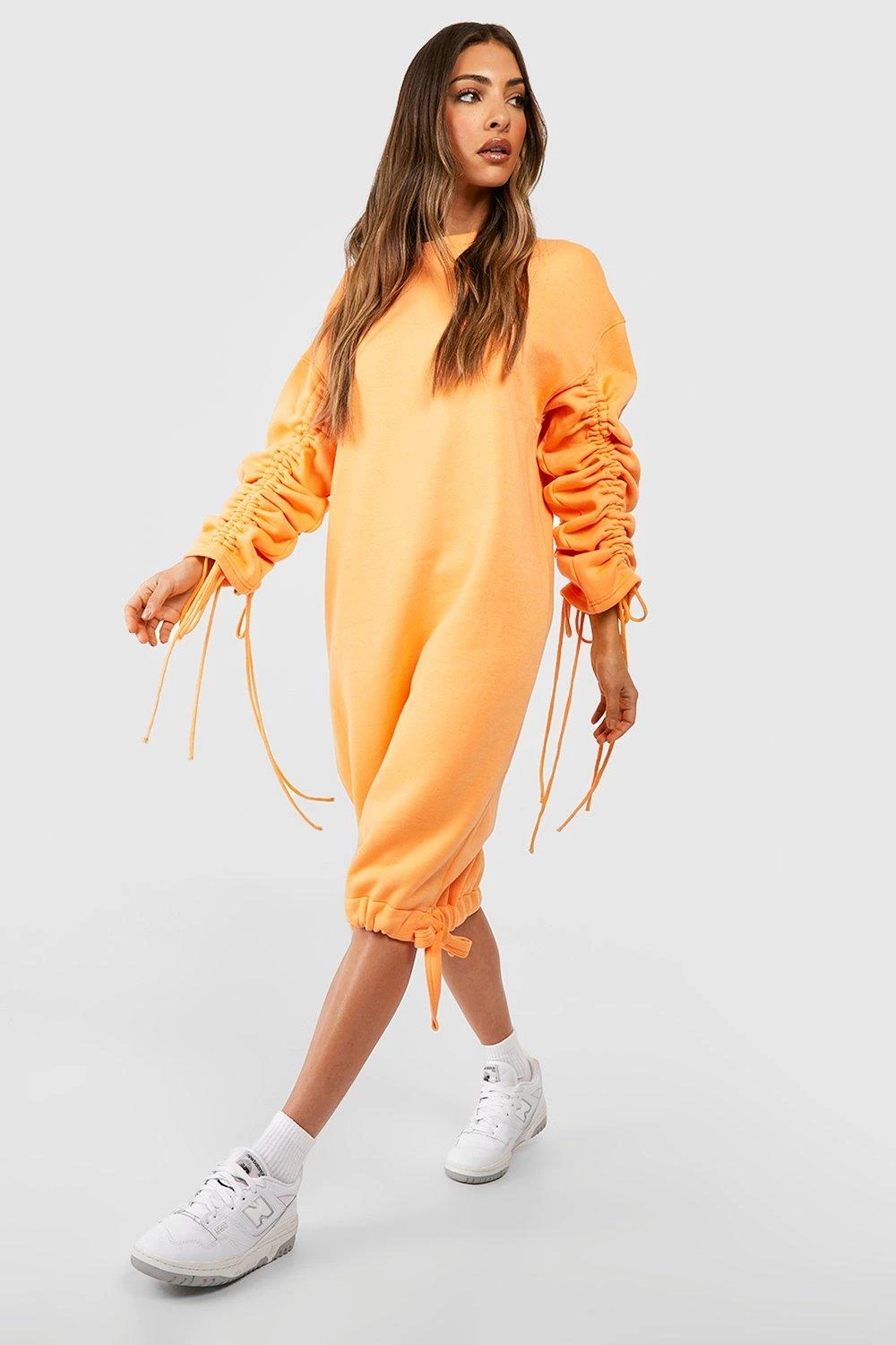 Oversize Sweatshirt-Kleid Mit Gerafftem Detail 5 Oversize Sweatshirt-Kleid Mit Gerafftem Detail – Bild 3