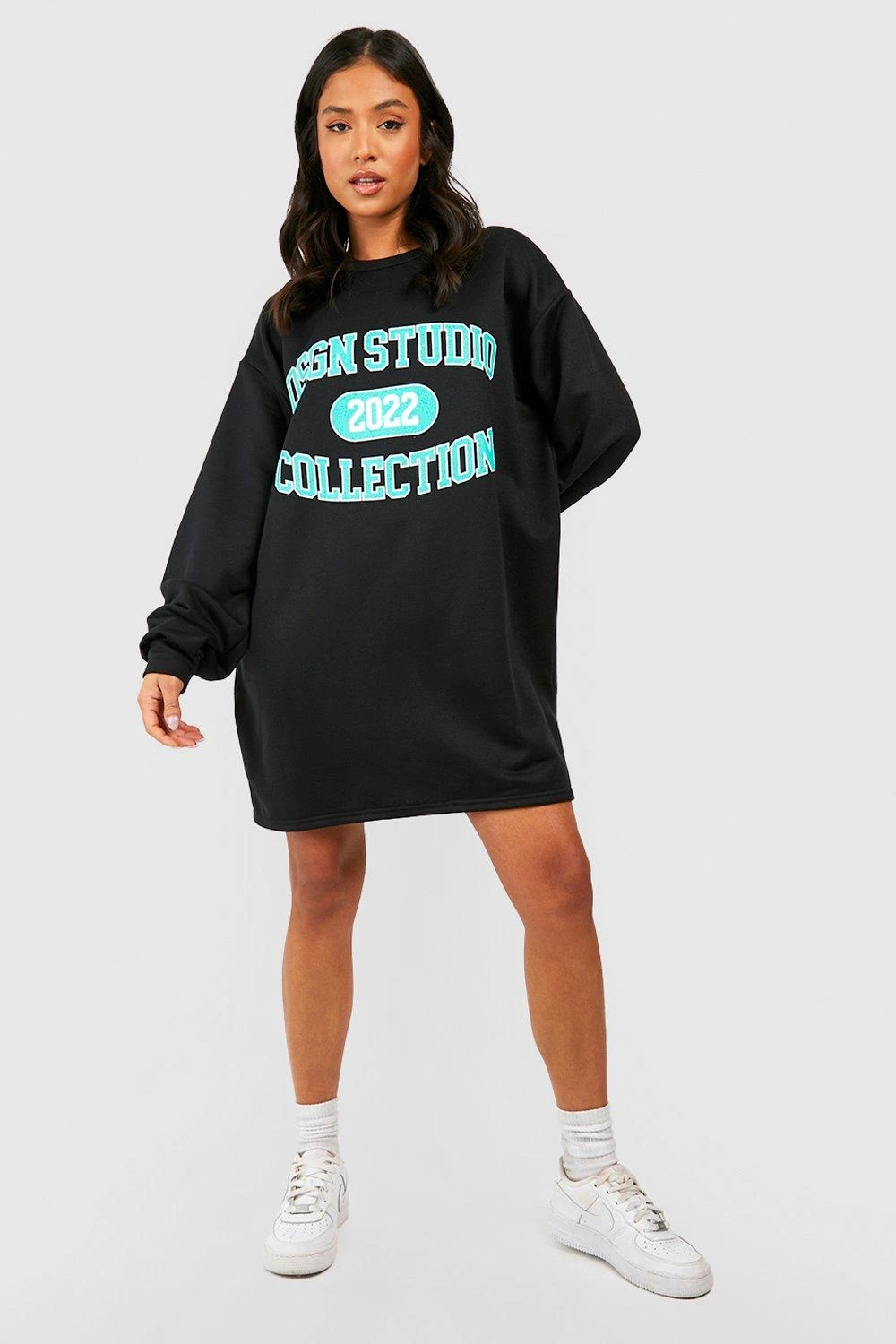 Petite Oversize Sweatshirt-Kleid Mit Dsgn Studio Slogan 5 Petite Oversize Sweatshirt-Kleid Mit Dsgn Studio Slogan – Bild 3