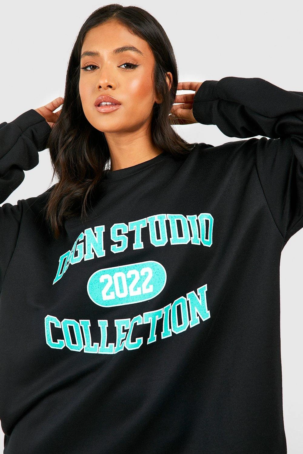 Petite Oversize Sweatshirt-Kleid Mit Dsgn Studio Slogan 6 Petite Oversize Sweatshirt-Kleid Mit Dsgn Studio Slogan – Bild 4