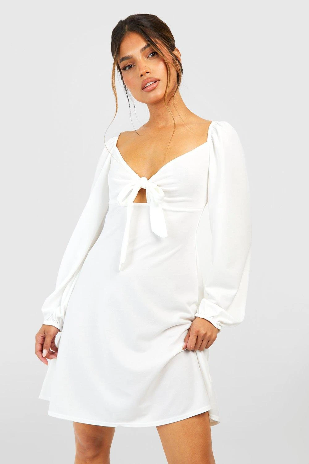 Geschnürtes Kleid Mit Ballonärmeln 3 Geschnürtes Kleid Mit Ballonärmeln