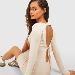Langärmliges Mini Bodycon-Kleid Mit Cut-Out